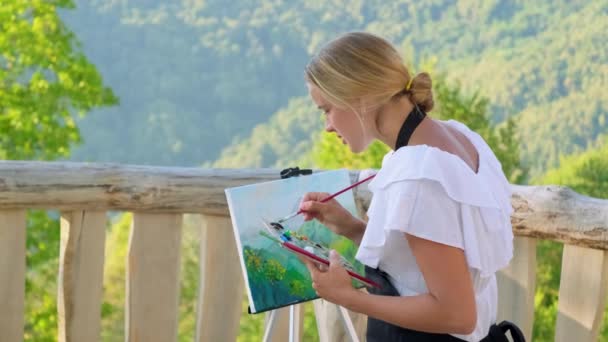 Jovem pintora está desenhando plein-air — Vídeo de Stock