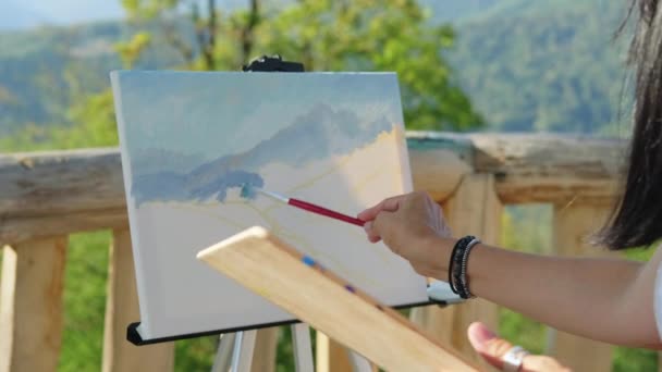 Pintor está dibujando cuadro con paisaje en la naturaleza — Vídeos de Stock