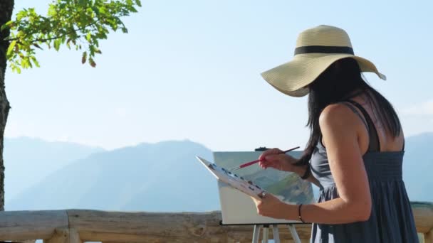 Jovem mulher está desenhando montanha na foto — Vídeo de Stock