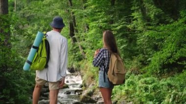 Sırt çantasıyla yeni yerler keşfetmeye gidiyorum.