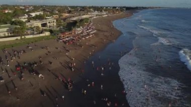 Rahatlama vaktidir. Bali tatil köyündeki kalabalık plajın havadan çekilmiş görüntüleri.