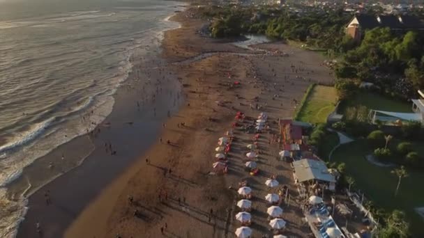 Bali attire de nombreux vacanciers, vue aérienne — Video