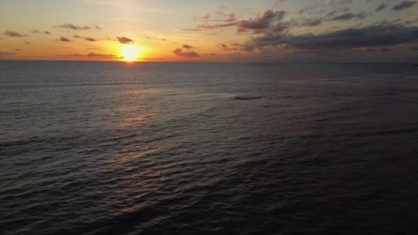 Puesta de sol sobre el mar, tiro aéreo — Vídeos de Stock