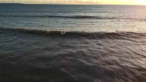 Surf en las olas del océano al atardecer, vista aérea — Vídeos de Stock