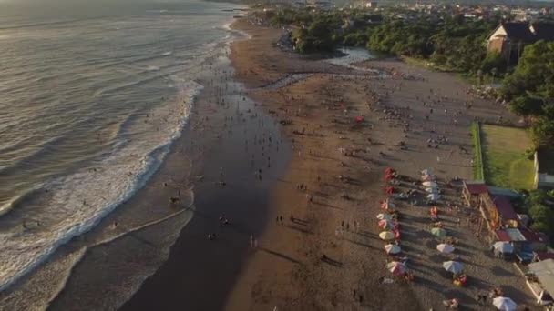 Sorgenfreie Sommerzeit. Luftaufnahme von Urlaubern am Meer — Stockvideo