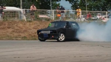 Sürüklenen ve sigara içilen lastikler