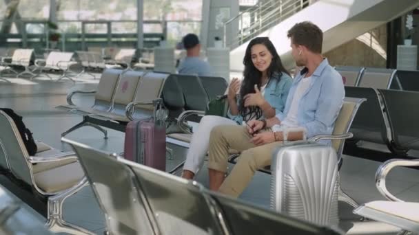 Зал вылета в терминале аэропорта, пассажиры ждут — стоковое видео