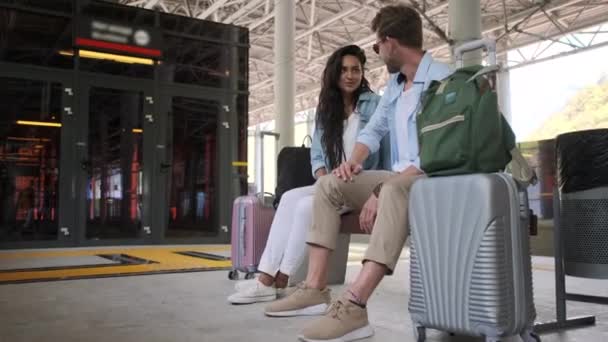 Güzel bayan tren istasyonunda erkek arkadaşıyla sohbet ediyor. — Stok video