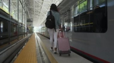 Arkasına bakmadan gidiyor.