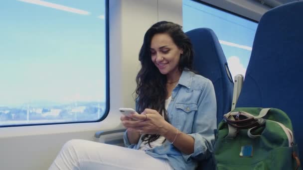 Szczęśliwa młoda turystka korzystająca ze smartfona podczas podróży — Wideo stockowe