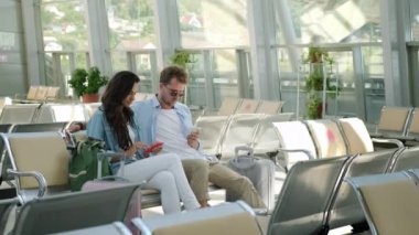 İstasyonda beklerken akıllı telefonla zaman öldürmek.