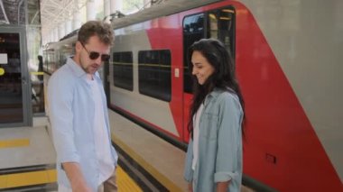 Tren istasyonunda erkek ve kadının vedasını et.