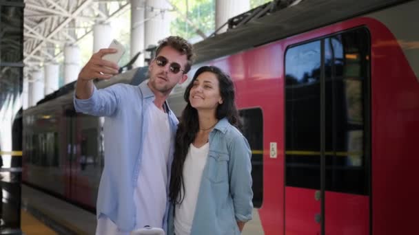 Homem e mulher feliz abraçando na plataforma da estação ferroviária — Vídeo de Stock