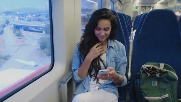 Ela está animada com breve chegada e bate-papo no smartphone — Vídeo de Stock