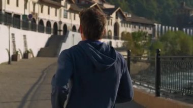 Kendisinin daha iyi bir versiyonuna koşuyor.