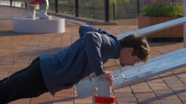 Fitness genç adam dışarıda şınav çekiyor.