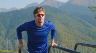 Paralel çubuklarda egzersiz yapan sporcu