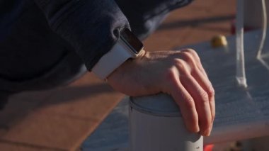 Spor yapan sporcunun eli spor yaparken kapalı çekimde.