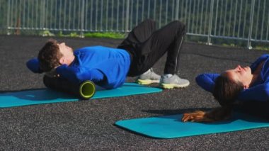 Köpük silindirli sırt egzersizi