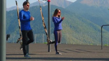 Spor fitness çifti özel ekipmanlarla birlikte çalışıyor.