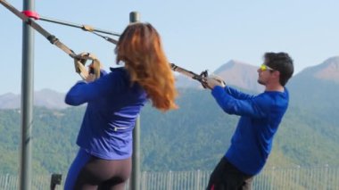 Çift dışarıda uzaklaştırma eğitimi alıyor.