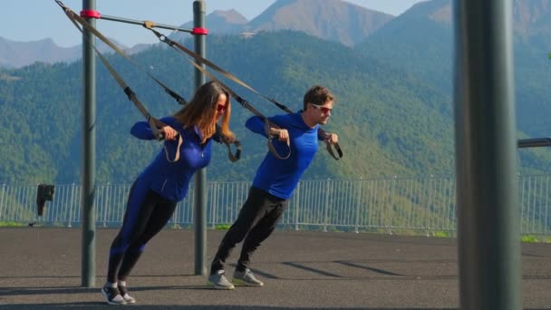 Спортивна пара готується до бігу на великі відстані — стокове відео