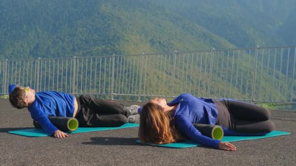 Entrenamiento de estiramiento con rodillos de fitness — Vídeo de stock