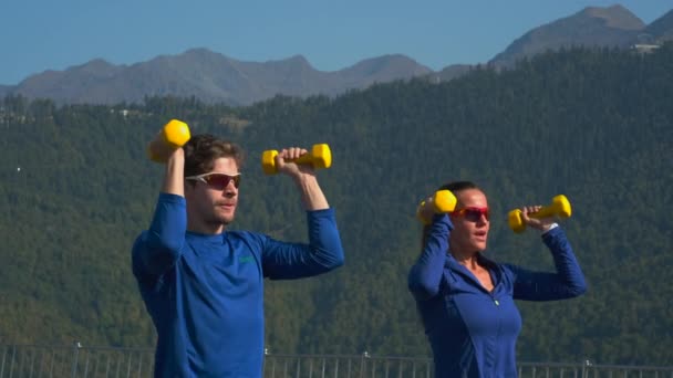 Тренування верхнього тіла з гантелями — стокове відео