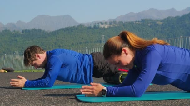 Abdominales estirándose con rodillo de fitness — Vídeo de stock