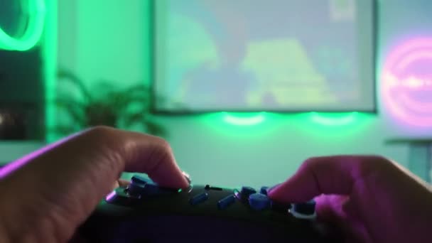 Θαυμαστής βιντεοπαιχνιδιών παίζει στο σπίτι αργά το βράδυ — Αρχείο Βίντεο