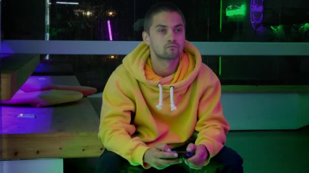 Computer spil narkoman mand spiller og taber – Stock-video