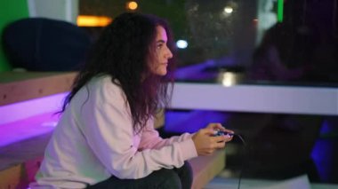 Kadın oyuncu, anti-kafe 'de joystick' e basıyor ve oyun oynuyor