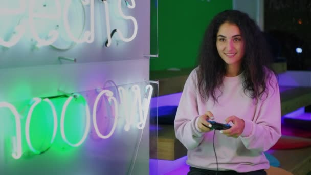 Videojuegos en anti-café, entretenimiento y diversión para los jóvenes — Vídeos de Stock