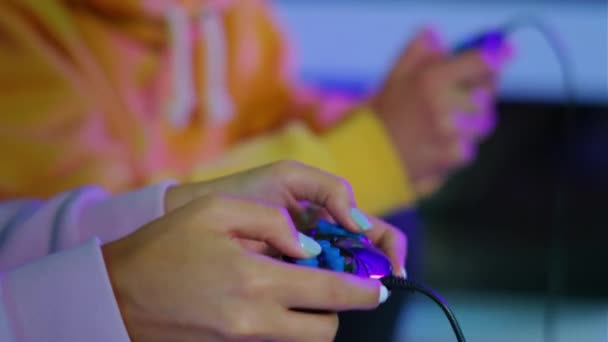 Manos con joystick para videojuegos, hombre y mujer — Vídeo de stock