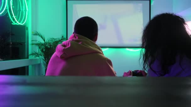 Jovens amigos jogando videogames juntos em casa — Vídeo de Stock