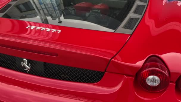 Berühmter Ferrari-Sportwagen in Rot. Ansicht mit Hengstsymbol — Stockvideo
