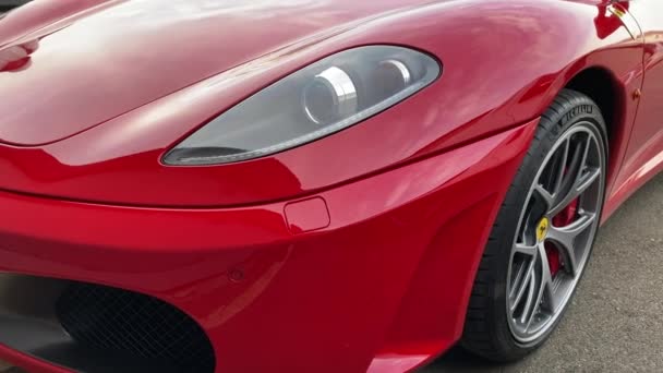 Roter Ferrari mit Michelin-Reifen — Stockvideo