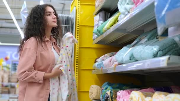 Nakupování v oddělení s domácím textilem v hypermarketu — Stock video