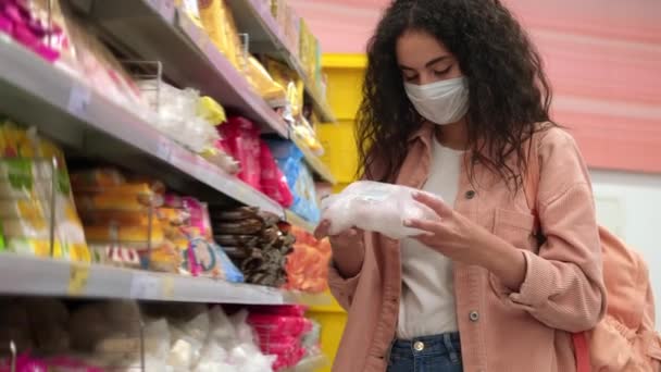 Клиент покупает зефир в супермаркете — стоковое видео
