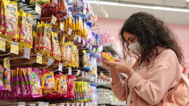 Mulher vai comprar geleia de frutas — Vídeo de Stock