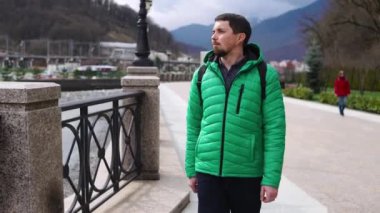 Dağlık kasabada sessiz, yalnız bir yürüyüş