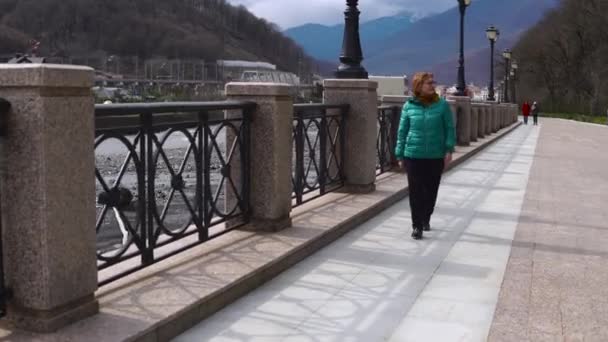 Donna anziana che fa una passeggiata solitaria a Highland Town — Video Stock