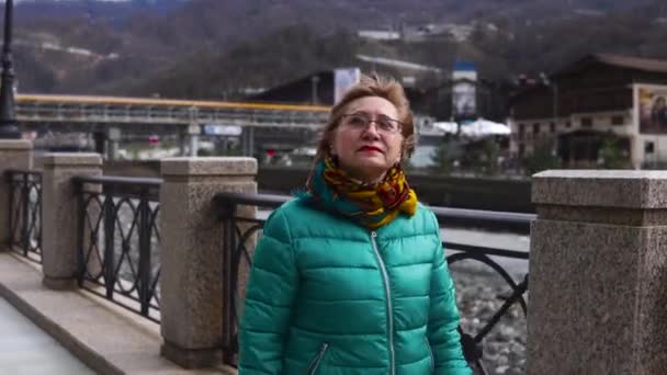 Kobieta w średnim wieku jest spacery na świeżym powietrzu w mieście — Wideo stockowe