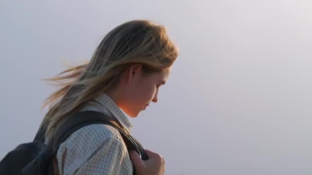Adolescent fille voyageur à la nature, gros plan portrait — Video