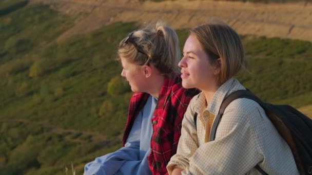 Affascinanti ragazze adolescenti amici si rilassano sul pendio del monte in estate — Video Stock