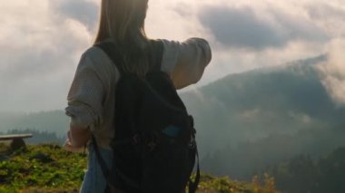 Yaz tatilinde dağlarda gezen bir kadın.