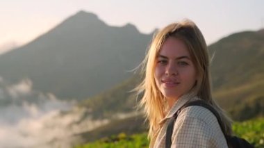 Turist kadın dağın tepesinde, yürüyüş yapıyor ve tırmanıyor.