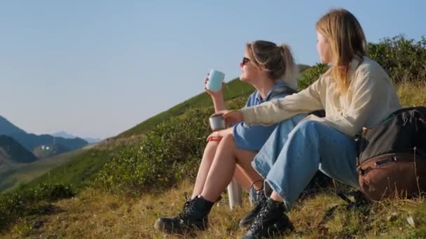 Et par tenåringsjenter stopper opp på fjellet, på reise i naturen – stockvideo