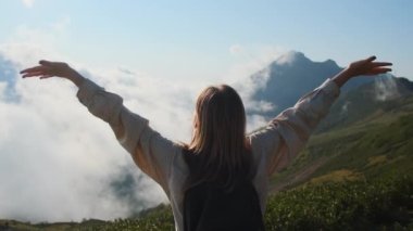 Doğal işaretlerle seyahat ederek doğanın tadını çıkarın. Etkilenmiş kadın, dikiz aynası.