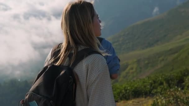 Groep backpackers reist in de hooglanden tijdens de zomervakantie — Stockvideo